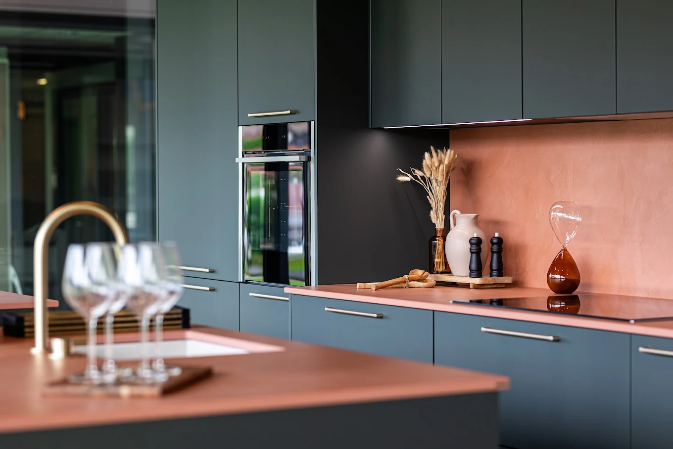 Cuisine verte et cuivre exposée au showroom